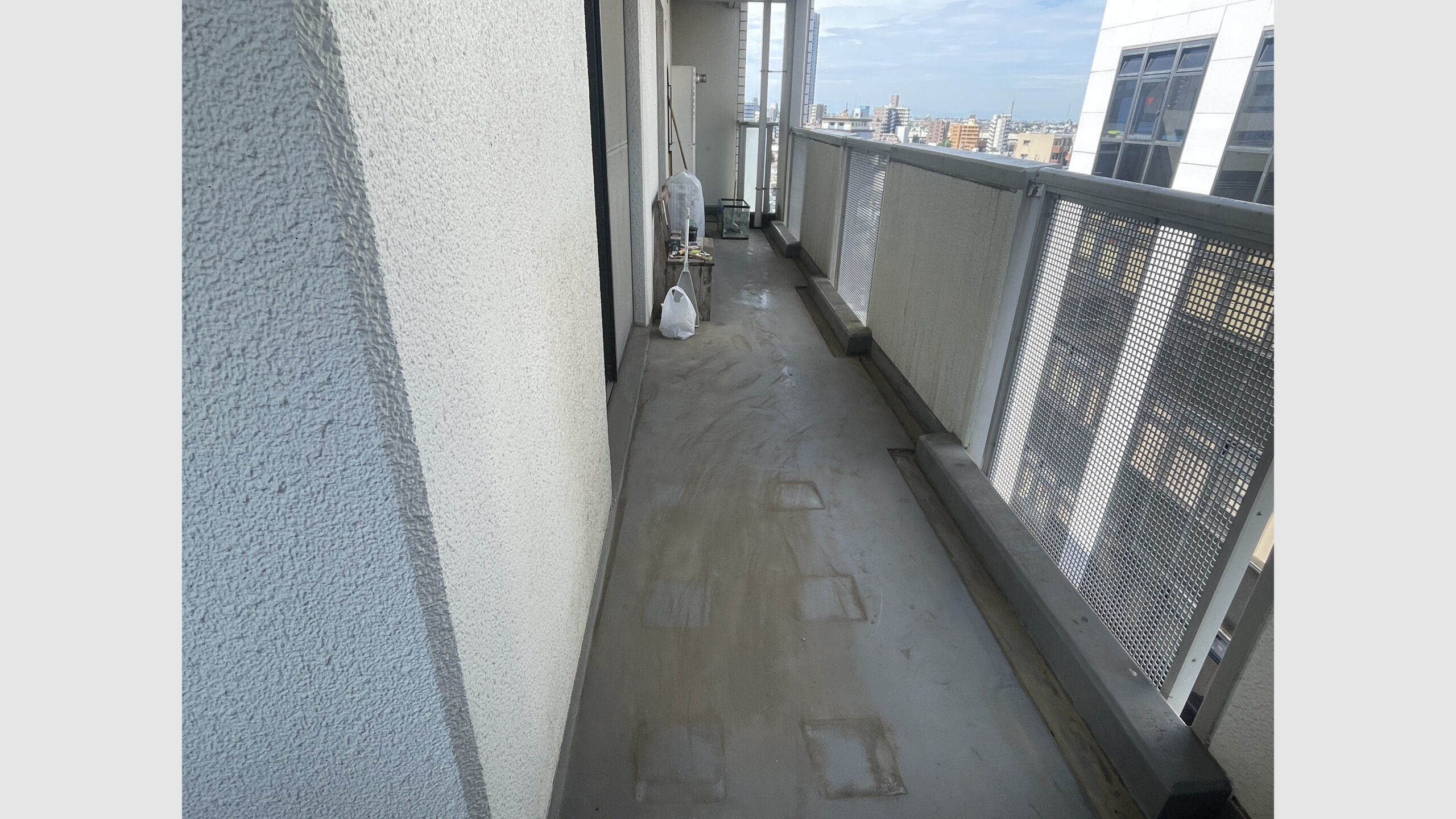 マンションベランダの物置撤去工事