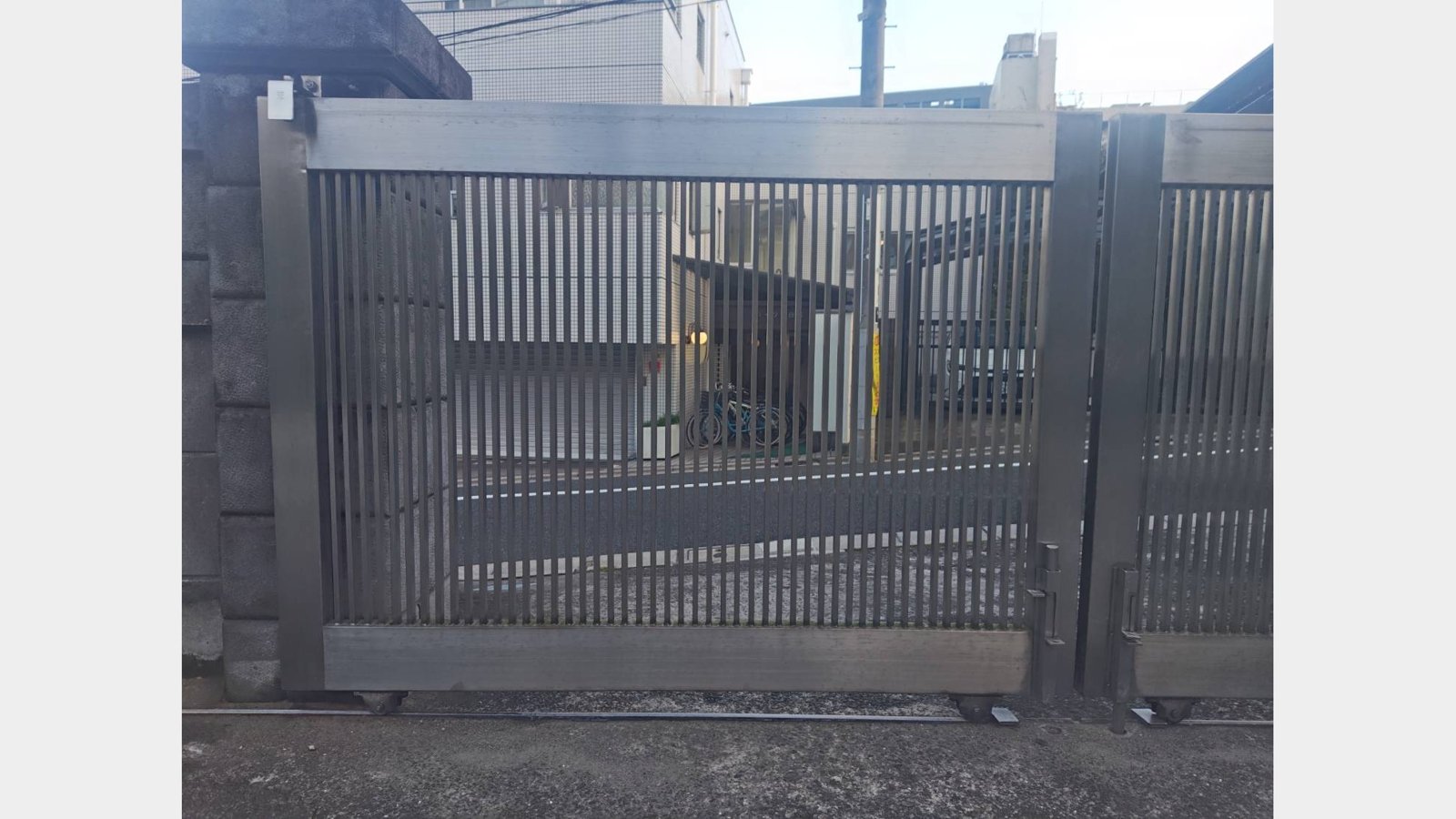 レール式金属製門扉の戸車調整修理