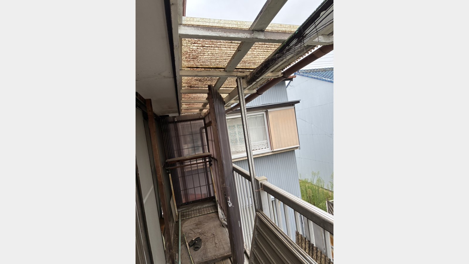 テラス屋根の解体と雨樋の移設工事